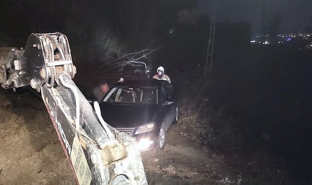 Belen'de toprak kaymasıyla mahsur kalan araç kurtarıldı