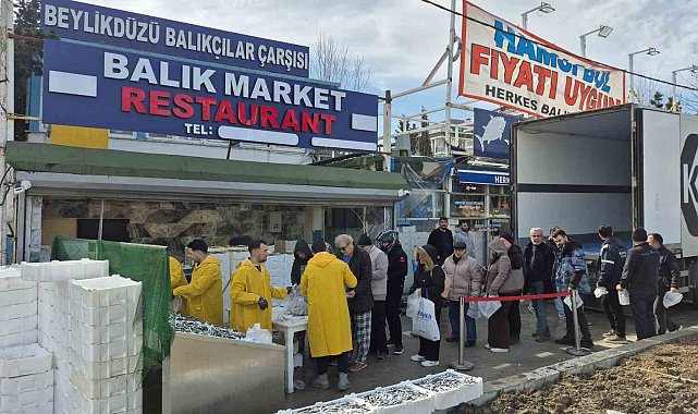 Beylikdüzü'nde Balıkçı Kenan 3 tır hamsiyi ücretsiz dağıttı
