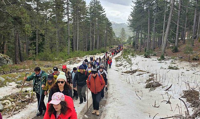 Beyşehir'de karda doğa yürüyüşü coşkusu