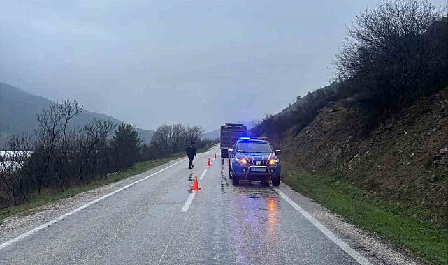 Bilecik'te arızalanan tır yolu tek şeride düşürdü