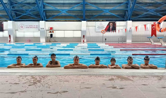 Bilecik'te Gençlik ve Spor Okullarında yüzme antrenmanları sürüyor
