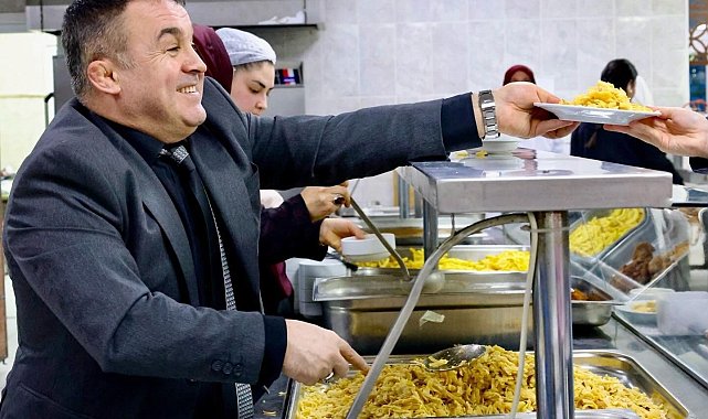 Bilecik'te İl Müdürü Ramazan Demir öğrencilere yemek dağıttı
