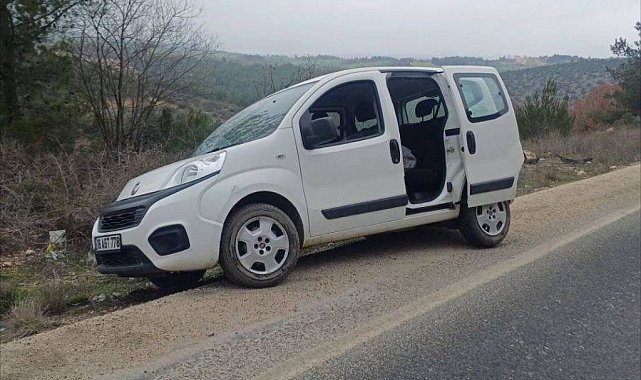 Bilecik'te kontrolden çıkan araç refüje çarparken, sürücüsü yaralandı