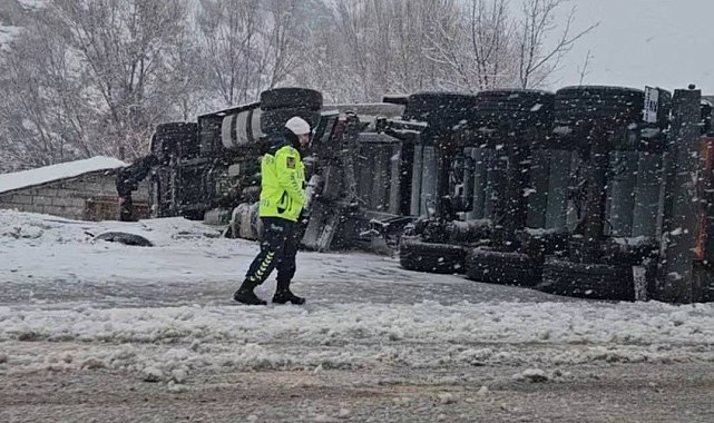 Bingöl'de tır devrildi: 1 yaralı