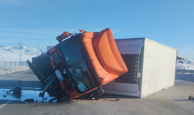 Bingöl'de tır devrildi: 1 yaralı