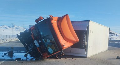 Bingöl'de tır devrildi: 1 yaralı