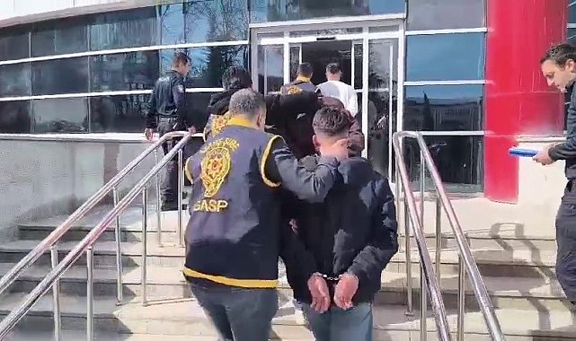 Bir kişinin ağır yaralandığı bıçaklı saldırıda 3 şahıs gözaltına alındı