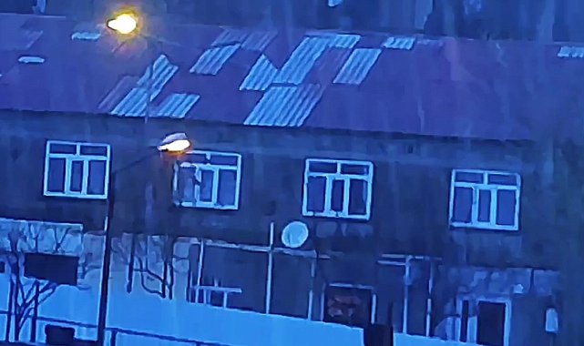 Bitlis'te çakan şimşekler geceyi gündüze çevirdi