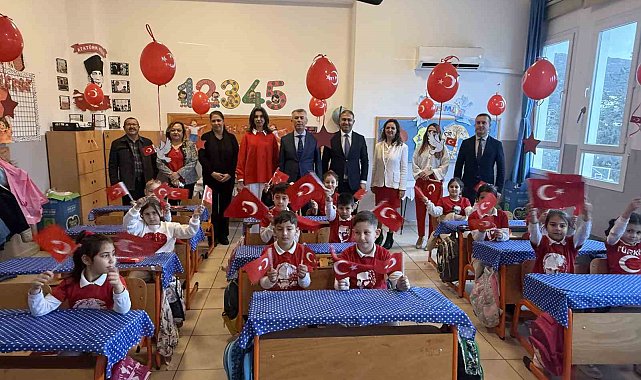 Bodrum'da öğrenciler kırmızı beyaz ay yıldızlı kıyafetlerle eğitime başladı