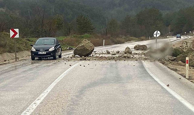 Bolu'da dağdan kopan kayalar yola indi: Sürücüler son anda kurtuldu