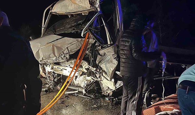 Burdur'da kamyonet ile tır çarpıştı: 2'si ağır 3 yaralı