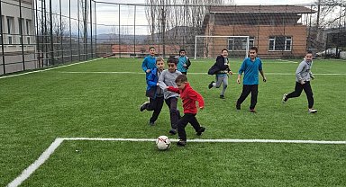 Bursa Büyükorhan'daki halı saha sil baştan yenilendi