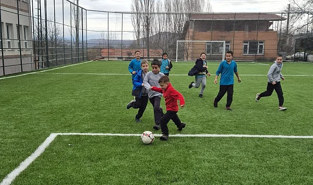 Bursa Büyükorhan'daki halı saha sil baştan yenilendi
