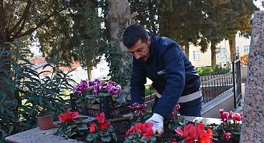 Bursa Gemlik'te şehitliklere titiz bakım