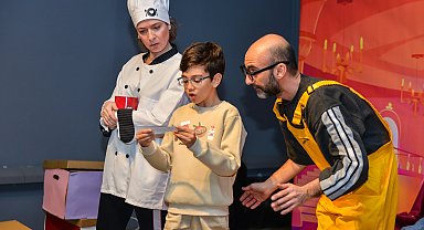 Bursa'da çocuklar "Kayıp Şapka Macerası" ile kahkahaya doydu