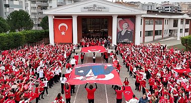Bursalı öğrencilerden anlamlı mesaj: 1000 yürek, 1000 bayrak, yer gök kırmızı beyaz