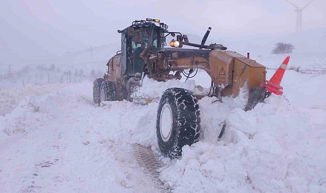 Büyükşehir kardan etkilenen 432 kilometrelik 54 mahalle yolunu ulaşıma açtı
