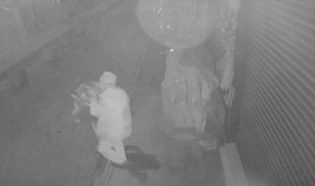 Çaldığı brandayı çöp poşetine sığdıramayınca eliyle taşıyarak götürdü