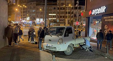 Çalıntı araçla yakıt alırken polisi gördü, kaçarken direğe çarptı