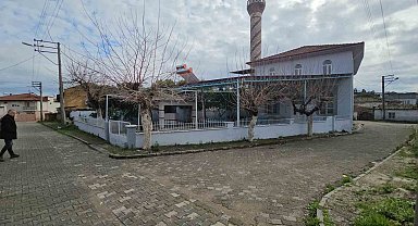 Camide tuvaleti kullandı, notla birlikte para bıraktı