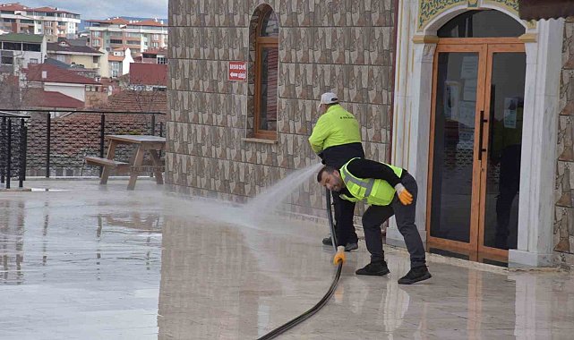 Camilerde Ramazan ayı temizliği yapıldı