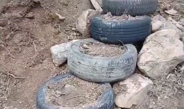 Camiye ulaşmak için araba lastiğinden merdiven yaptılar