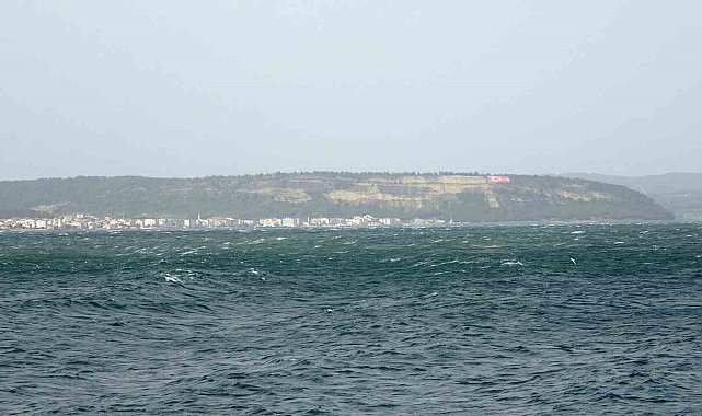 Çanakkale Boğazı fırtına nedeniyle trafiğe kapandı