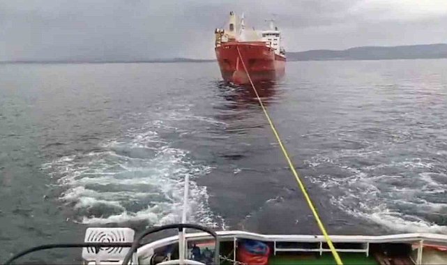 Çanakkale Boğazı'ndan geçen kuru yük gemisi makine arızası yaptı