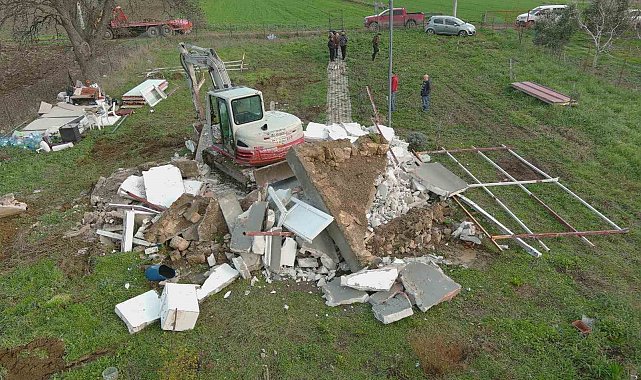 Çanakkale'de 10 kaçak yapı yıkıldı