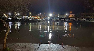 Çanakkale'de çay taştı: Otopark sular altında kaldı