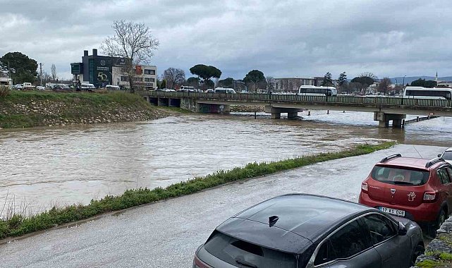 Çanakkale'de Kocabaş Çayı yoğuş yağış nedeniyle taştı