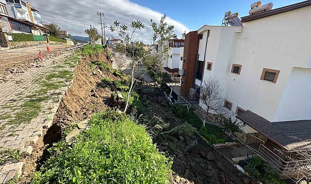 Çanakkale'de yağışlar sebebiyle bir sitenin istinat duvarı çöktü