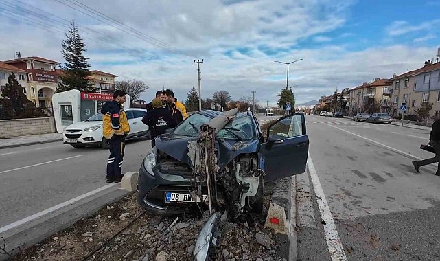 Çarptığı aydınlatma diğeri otomobilin üzerine devrildi: Sağlık çalışanı ölümden döndü