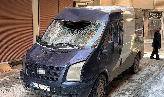 Çatıdan düşen kar kütlesi seyir halindeki minibüse zarar verdi