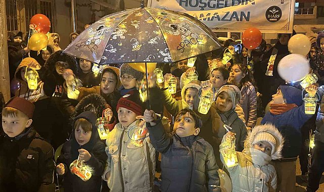 Çocuklar ellerinde fenerle ilk teravih namazı heyecanına ortak oldu