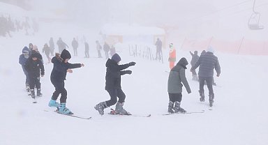 Çocukların Uludağ'da kar keyfi