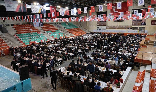 Çorum Belediyesi'nin iftar sofrasında ilk oruç açıldı