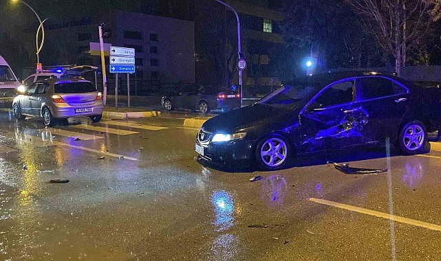 Çorum'da iki otomobil çarpıştı: Anne ve oğlu yaralandı