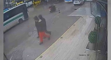 Çukura düşen motosikletli, otobüsün altında kalmaktan son anda kurtuldu