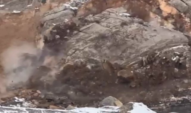 Çukurca kara yolunda kaya düşmesi kamerada