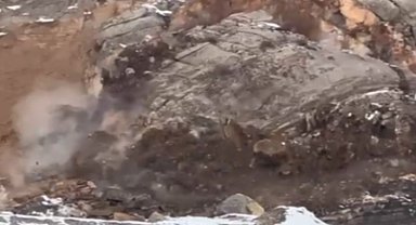 Çukurca kara yolunda kaya düşmesi kamerada