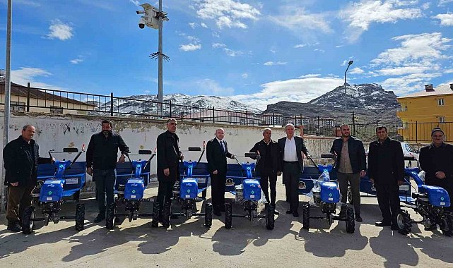 Çüngüş'te üreticilere tarım aletleri dağıtıldı