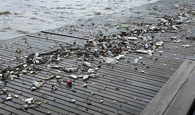 Dalgalarla sürüklenen plastik atıklar sahile vurdu