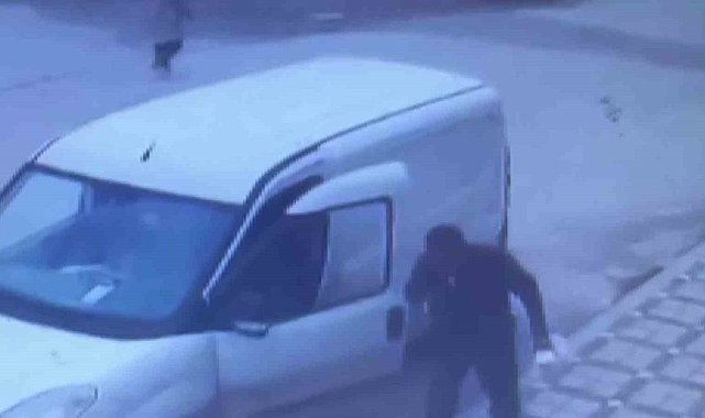 Dedektif gibi iz süren apartman yönetimi, asansördeki idrar kokusunun kaynağının kargocu olduğunu tespit etti