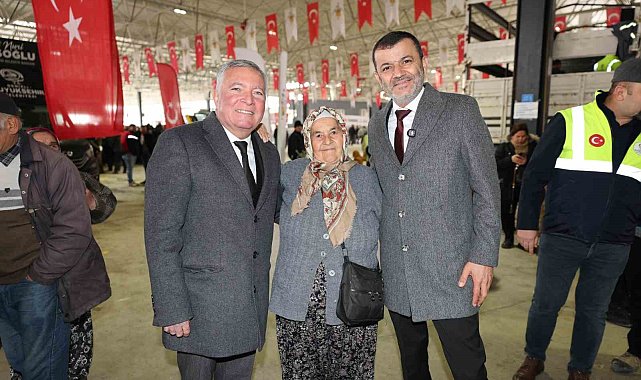 Denizli Büyükşehir ve Honaz Belediyesi üreticiye destek amacıyla zeytin ve meyve fidanı dağıttı
