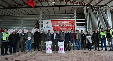 Denizli Büyükşehir'den üreticiye gübre desteği başladı
