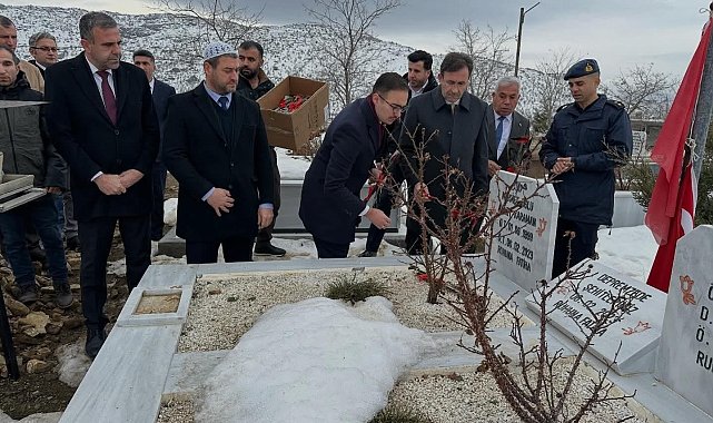 Deprem şehitleri kabirleri başında dualarla anıldı