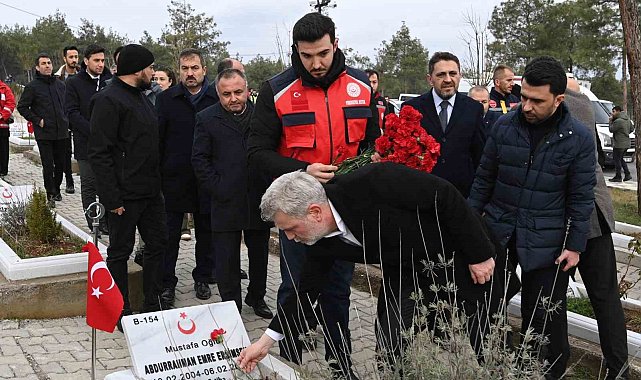 Deprem şehitleri kabri başında dualarla yad edildi