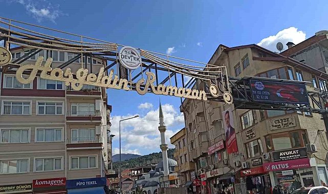 Devrek'te Ramazan ayının süslemelerinden olan mahyalar yandı