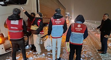 Diyadin'de yolda kalan vatandaşlara kumanya desteği